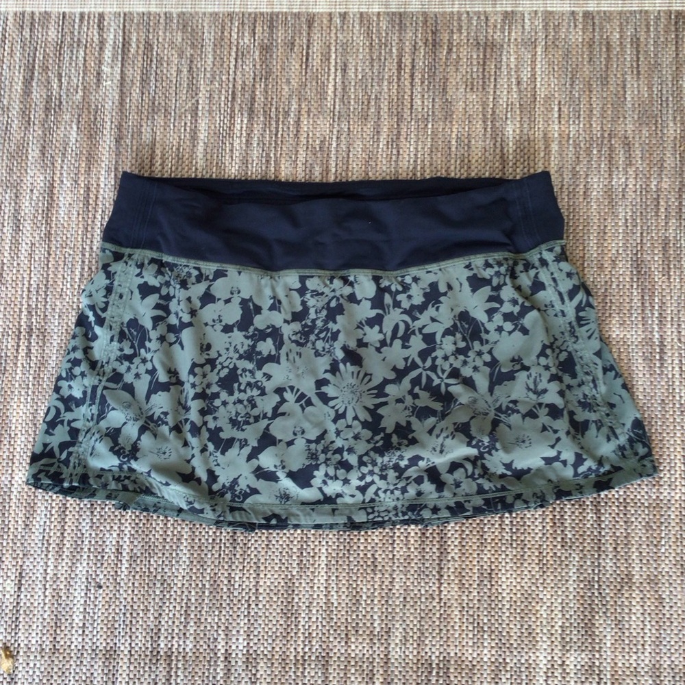 LULULEMON BLACK  AND GREEN SKORT SZ MED